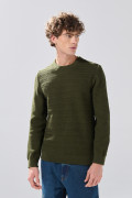 Suéter tejido verde cuello redondo con texturas de rayas
