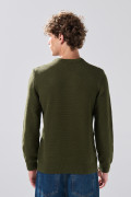 Suéter tejido verde cuello redondo con texturas de rayas