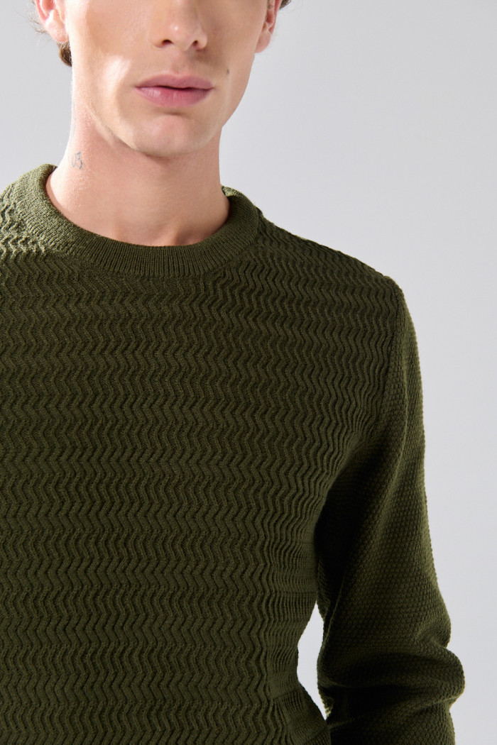 Suéter tejido verde cuello redondo con texturas de rayas