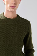 Suéter tejido verde cuello redondo con texturas de rayas