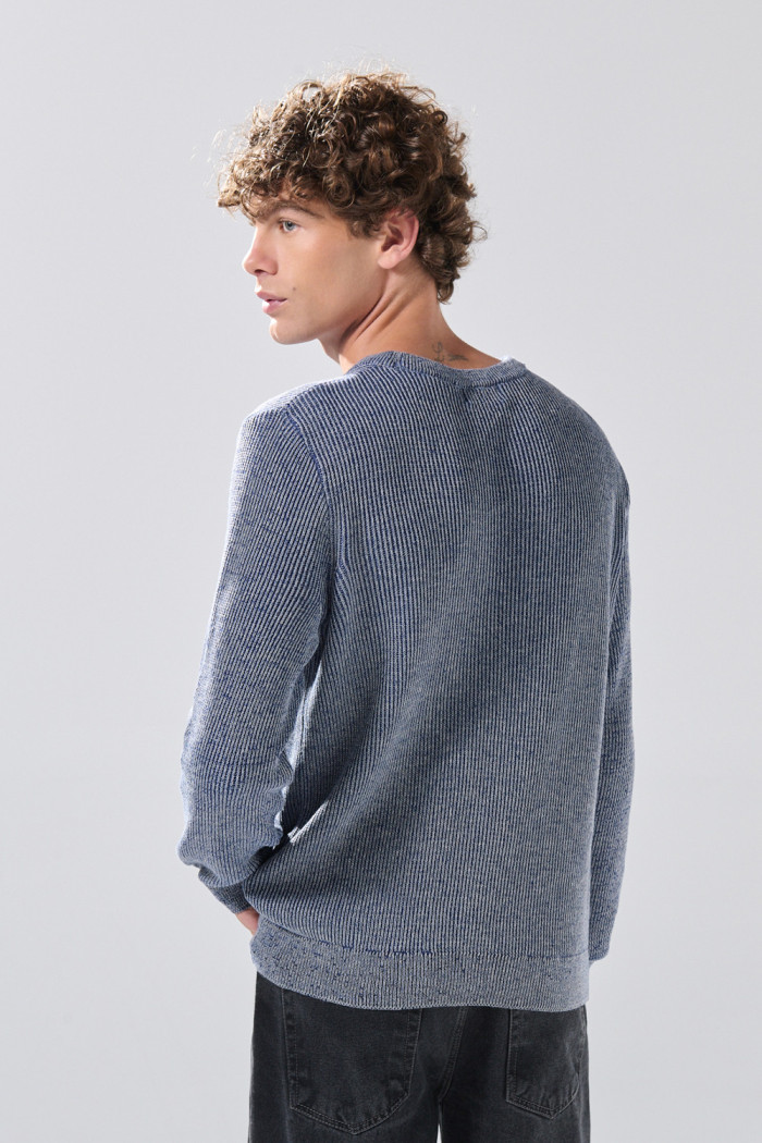 Suéter azul intenso cuello redondo con texturas acanaladas