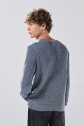 Suéter azul intenso cuello redondo con texturas acanaladas