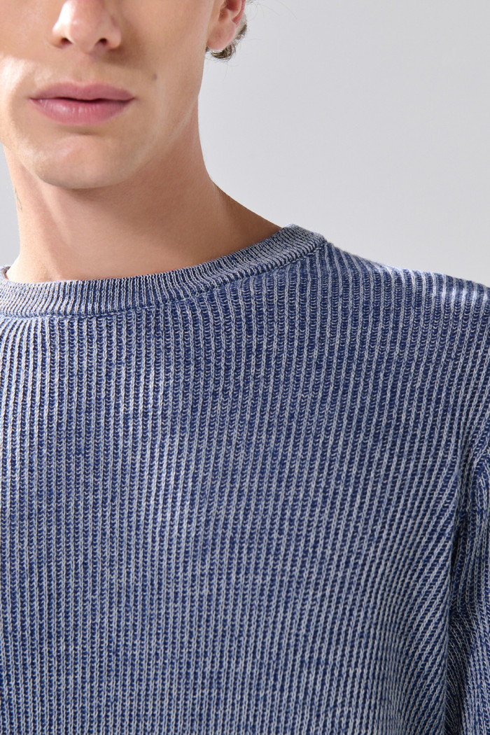 Suéter azul intenso cuello redondo con texturas acanaladas