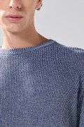 Suéter azul intenso cuello redondo con texturas acanaladas