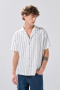 Camisa manga corta blanca a rayas con cuello resort
