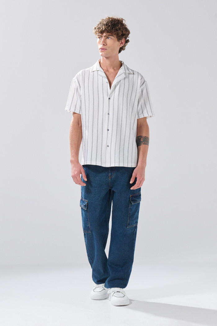 Camisa manga corta blanca a rayas con cuello resort

