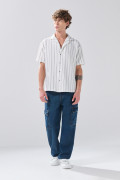 Camisa manga corta blanca a rayas con cuello resort
