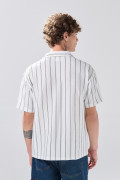 Camisa manga corta blanca a rayas con cuello resort
