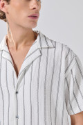 Camisa manga corta blanca a rayas con cuello resort
