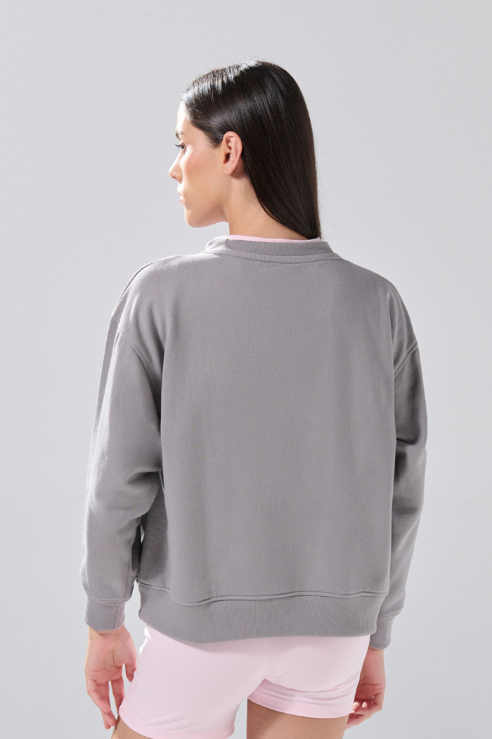 Buzo cuello redondo infaltables unicolor con hombro rodado
