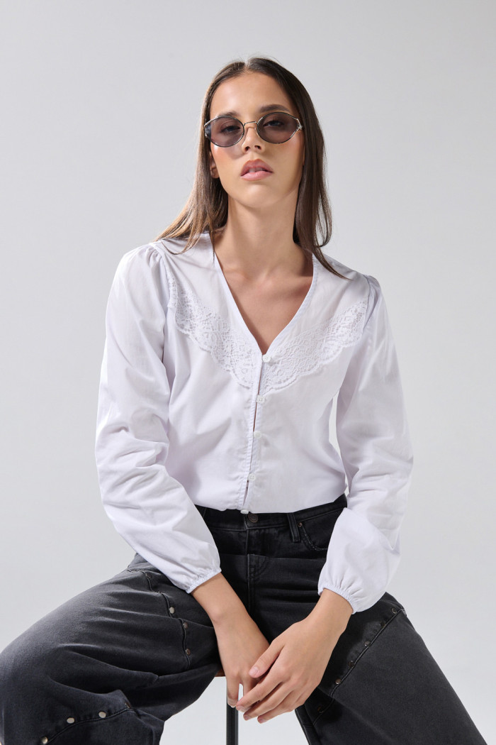 Blusa manga larga blanca con diseños de encaje