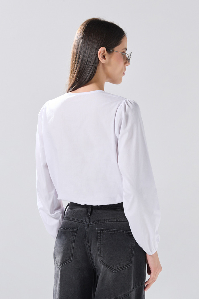 Blusa manga larga blanca con diseños de encaje