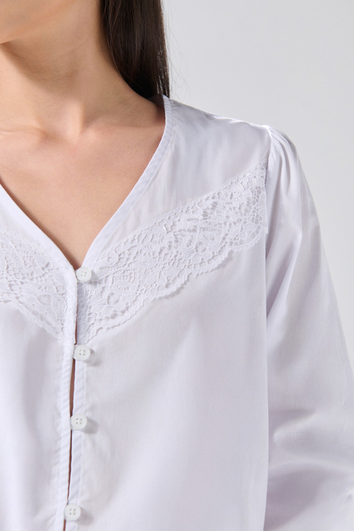 Blusa manga larga blanca con diseños de encaje
