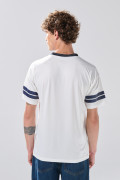 Camiseta cuello V crema clara con diseño college