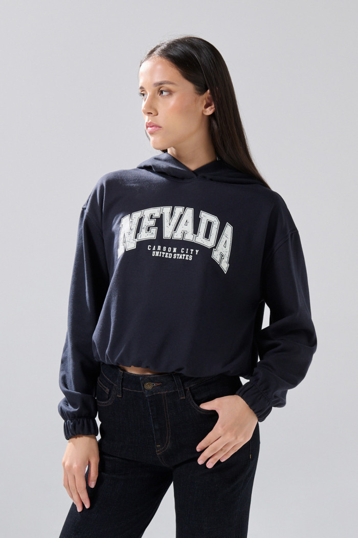 Buzo azul intenso college oversize perchado con capota
