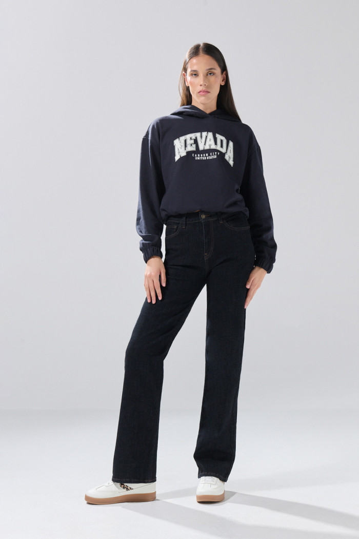 Buzo azul intenso college oversize perchado con capota