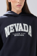 Buzo azul intenso college oversize perchado con capota