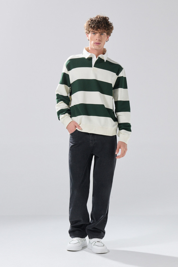 Buzo crema claro oversize con rayas verdes y cuello polo