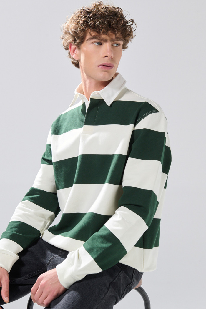 Buzo crema claro oversize con rayas verdes y cuello polo