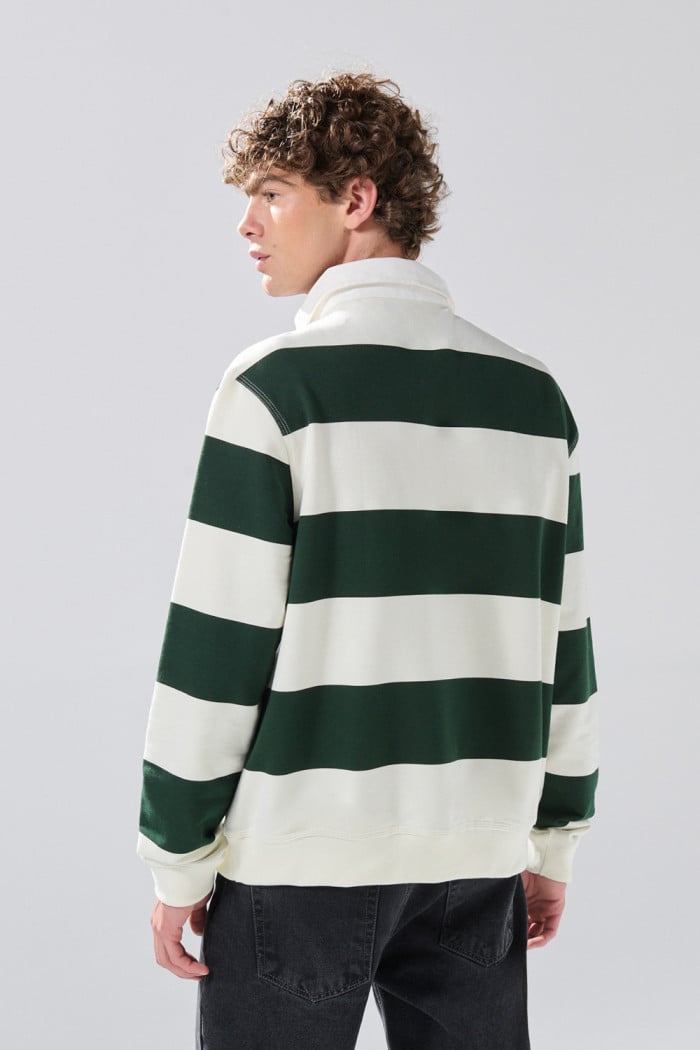 Buzo crema claro oversize con rayas verdes y cuello polo