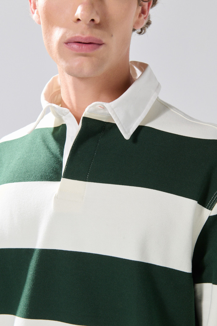 Buzo crema claro oversize con rayas verdes y cuello polo
