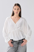 Blusa crema clara con escote en V, recogido y manga larga