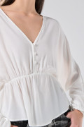 Blusa crema clara con escote en V, recogido y manga larga