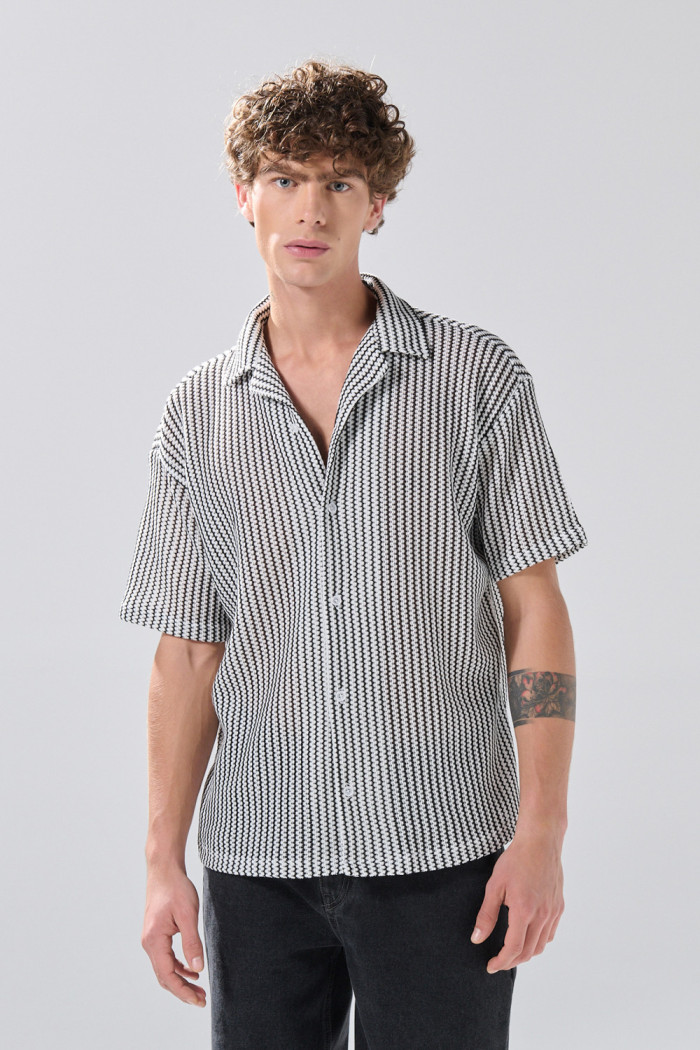 Camisa cuello resort blanca con rayas negras y botones