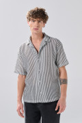 Camisa cuello resort blanca con rayas negras y botones