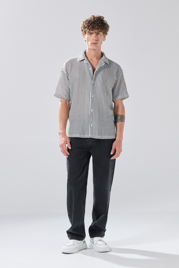 Camisa cuello resort blanca con rayas negras y botones