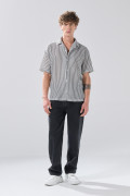 Camisa cuello resort blanca con rayas negras y botones