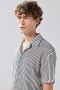 Camisa cuello resort blanca con rayas negras y botones