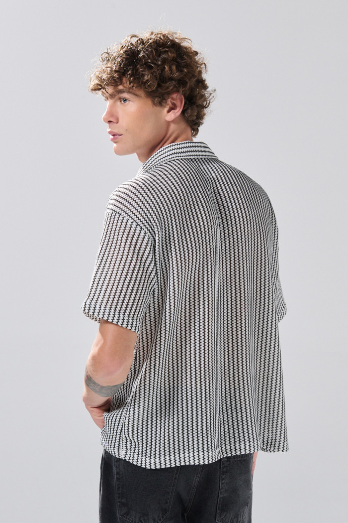 Camisa cuello resort blanca con rayas negras y botones