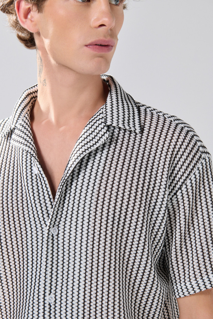 Camisa cuello resort blanca con rayas negras y botones