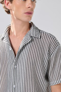 Camisa cuello resort blanca con rayas negras y botones