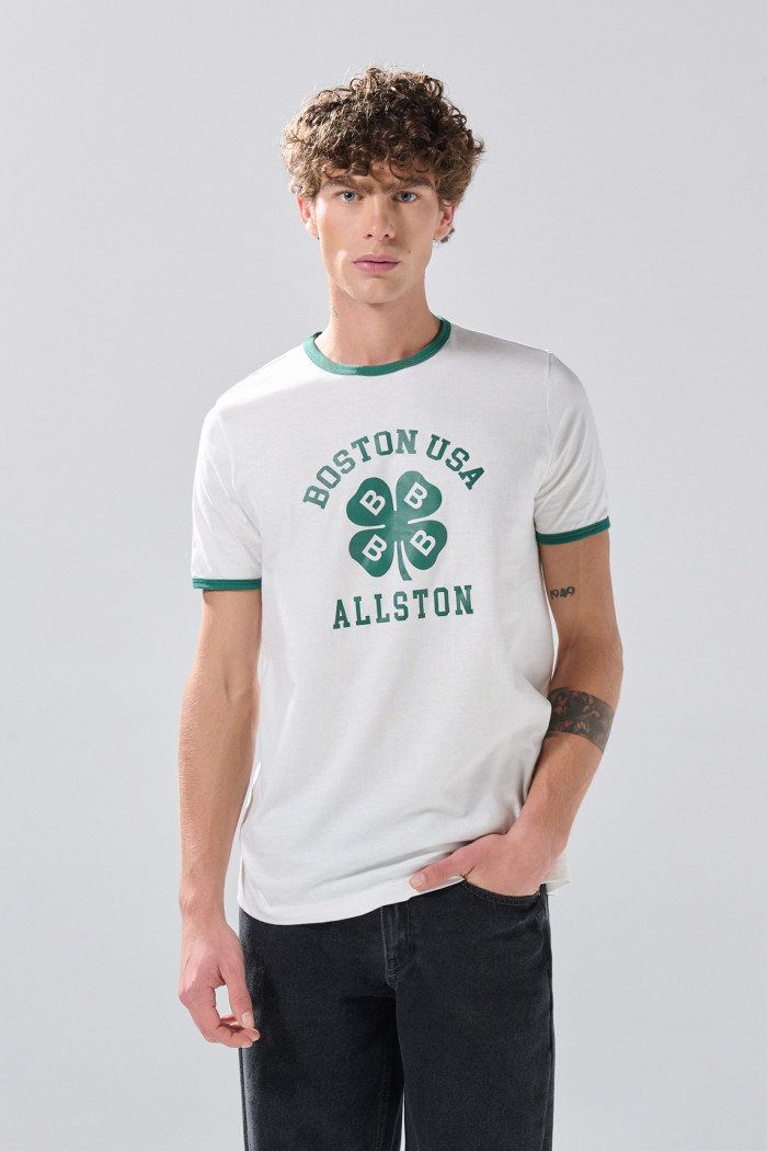 Camiseta crema college manga corta con contrastes verdes