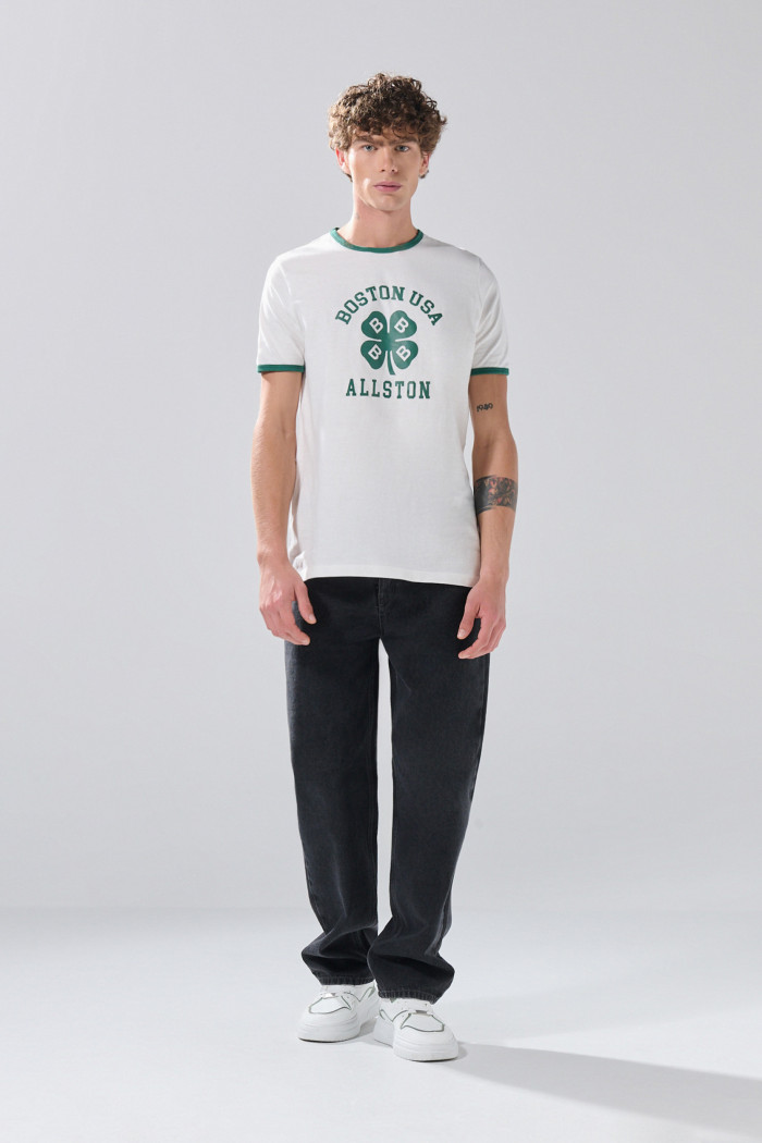 Camiseta crema college manga corta con contrastes verdes