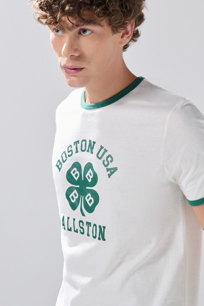 Camiseta crema college manga corta con contrastes verdes