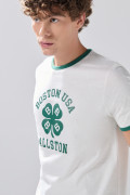 Camiseta crema college manga corta con contrastes verdes