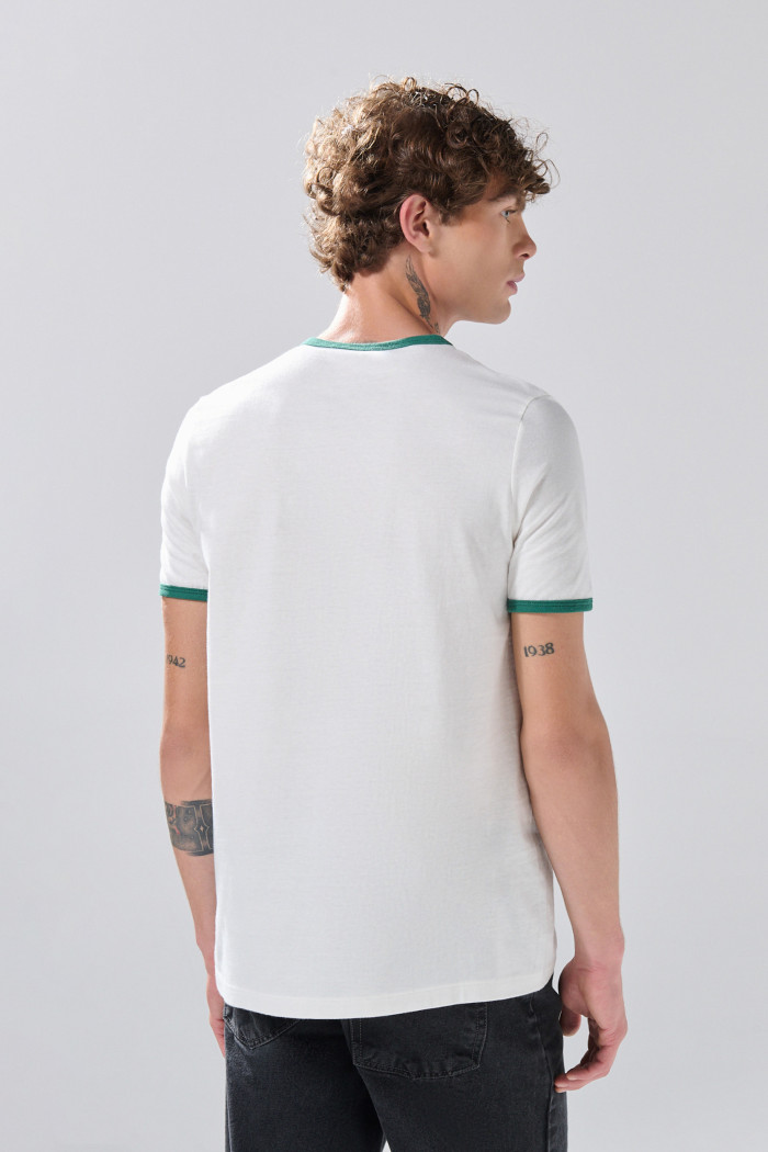Camiseta crema college manga corta con contrastes verdes