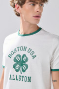 Camiseta crema college manga corta con contrastes verdes