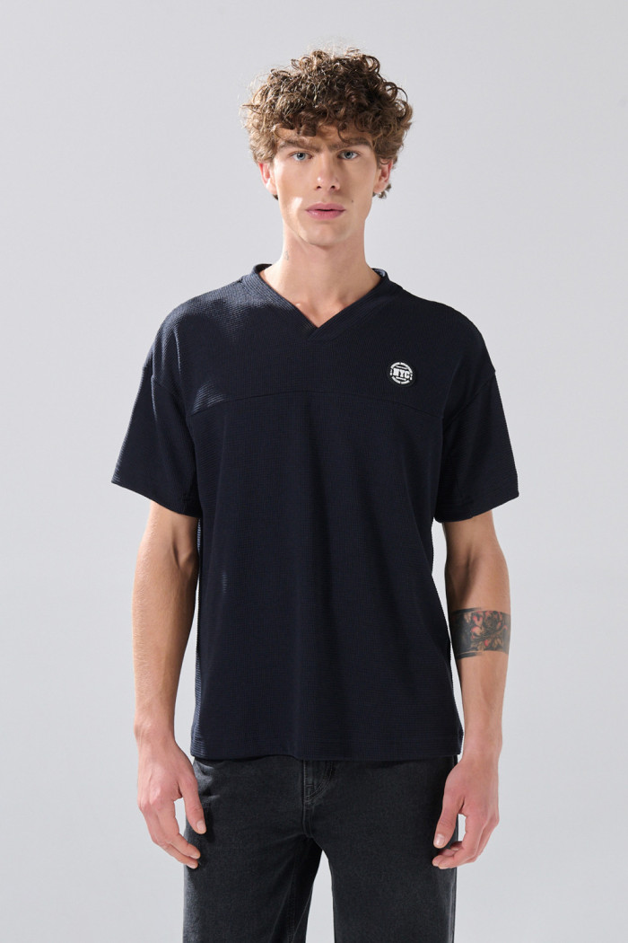 Camiseta azul intensa cuello V en algodón con arte college