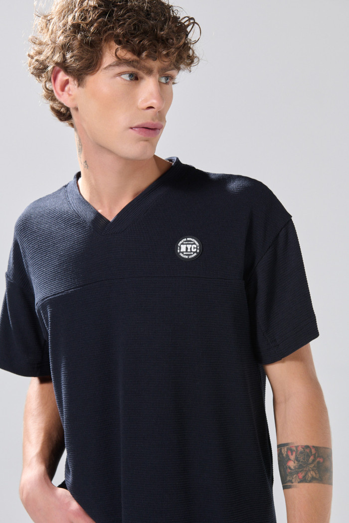 Camiseta azul intensa cuello V en algodón con arte college