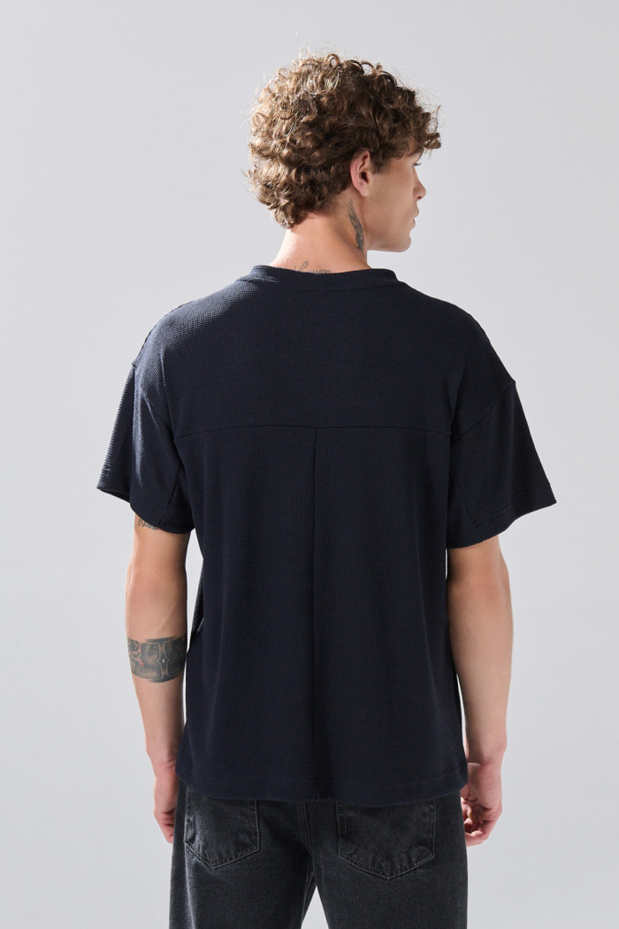 Camiseta azul intensa cuello V en algodón con arte college