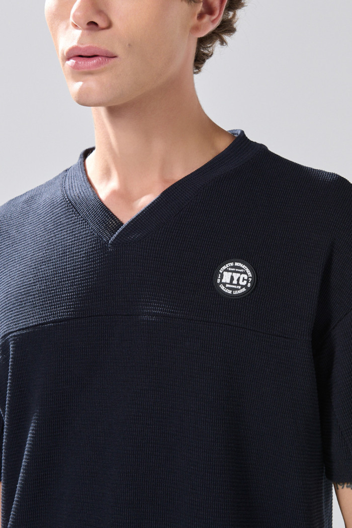 Camiseta azul intensa cuello V en algodón con arte college