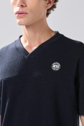Camiseta azul intensa cuello V en algodón con arte college