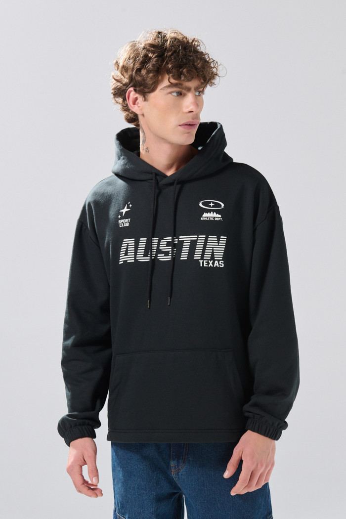 Buzo oversize negro perchado con capota y arte college