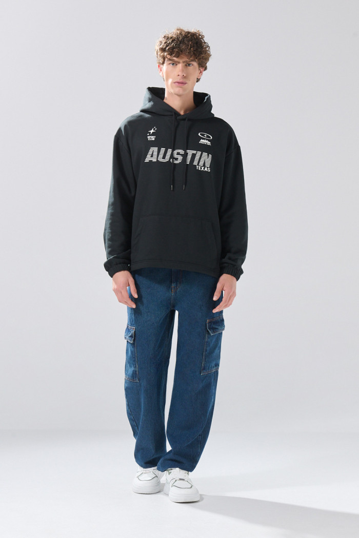 Buzo oversize negro perchado con capota y arte college