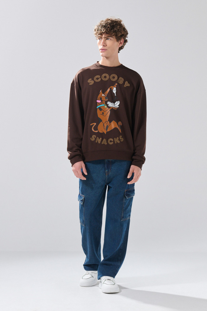 Buzo café oscuro cuello redondo oversize de Scooby-Doo
