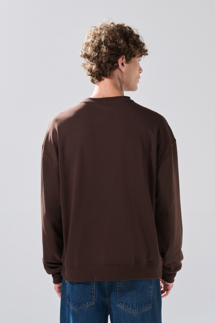 Buzo café oscuro cuello redondo oversize de Scooby-Doo